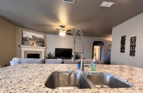 North by Northwest House | 3BD|2BTH w/firepit & patio. Full Kitchen & FAST WIFI