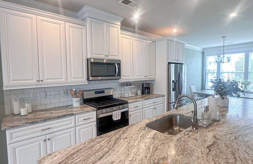 Northwest House | 3Bd 3.5Ba Lux Retreat - Steps to Beach