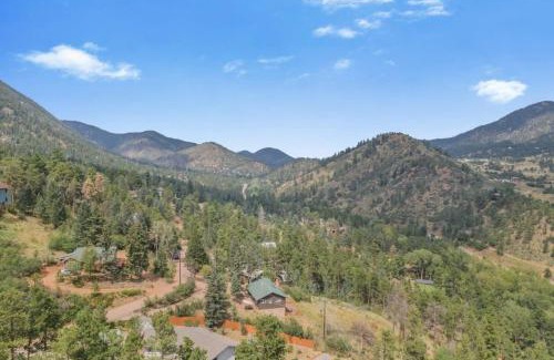 Cascade-Chipita Park House | 3BD Cowboy Cabin Pikes Peak Mountain Log Cabin