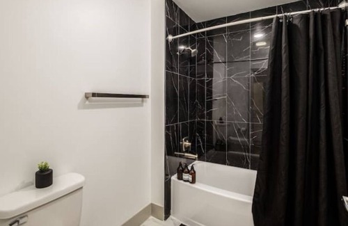 Third Ward Apartment | 3BD Modern Condo in DT CHA w/ Free Parking