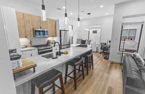 Riverside Terrace House | 3BD Spacious Retreat Fast Wi-Fi, Parking, Gym