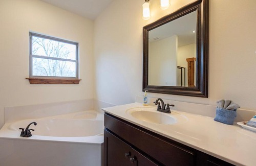 Indian Point House | 3BD Walk-In Near Silver Dollar City - Game Room - Pool - FREE TICKETS INCLUDED - RR-93B