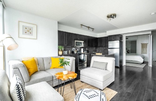 Fort York Condo | 3BDR Core Downtown Toronto w/Gym, Pool. Parking