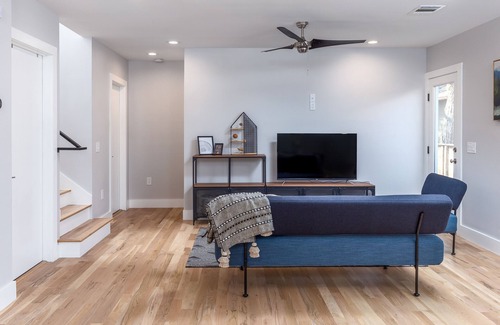 East Cesar Chavez House | 3BDR House Downtown E. Austin Walk to Rainey & CC