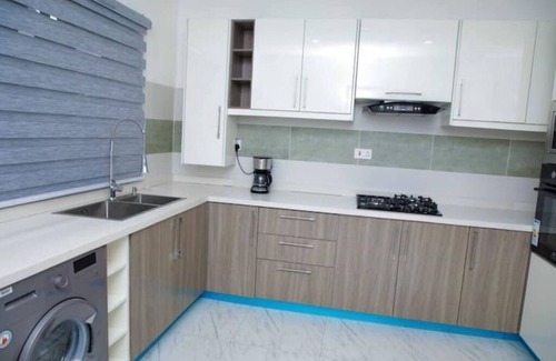 Ajah House | 3bed/24-7 Elec/WI-FI/Gym/close2Charterhouseschool