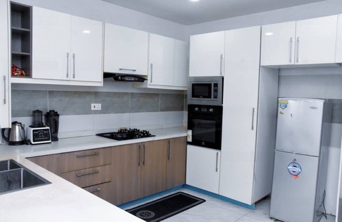 Ajah House | 3bed/24-7 Elec/WI-FI/Gym/close2Charterhouseschool