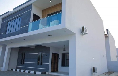 Ajah House | 3bed/24-7 Elec/WI-FI/Gym/close2Charterhouseschool