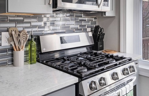 Pittsburgh Apartment | 3Bed 2Bath Family Home W/Hot Tub & Huge backyard
