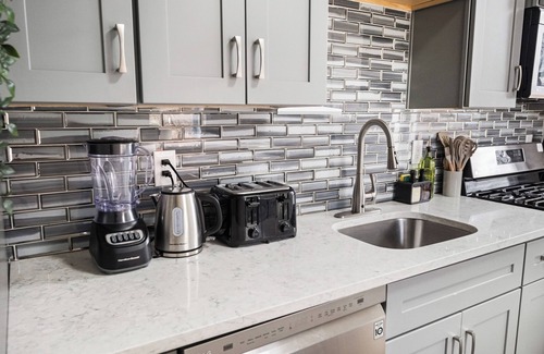 Pittsburgh Apartment | 3Bed 2Bath Family Home W/Hot Tub & Huge backyard