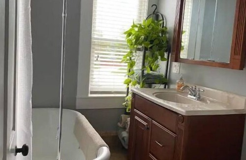 Dubuque House | 3bed 2bath nestled in cozy Grandview neighborhood (pet friendly!)