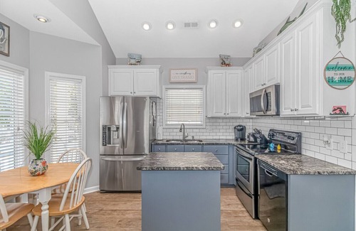 Surfside Beach House | 3bed 2bath Ocean Lakes with golf cart and king bed