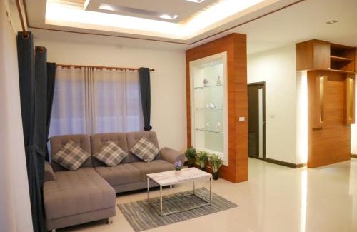 Pa Bong Resort | #3Bed #4Bath Close to Unity School and Airport