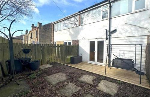Brighouse Apartment | 3bed house Brighouse - working professionals welcome FREE parking & WI-FI
