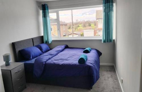 Brighouse Apartment | 3bed house Brighouse - working professionals welcome FREE parking & WI-FI