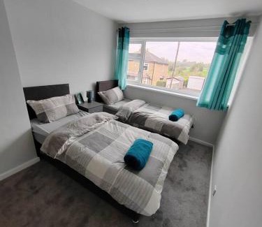 Brighouse Apartment | 3bed house Brighouse - working professionals welcome FREE parking & WI-FI