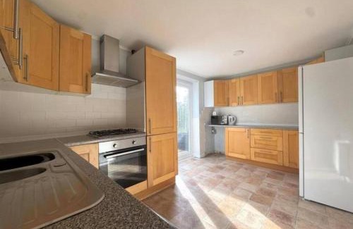 Brighouse Apartment | 3bed house Brighouse - working professionals welcome FREE parking & WI-FI