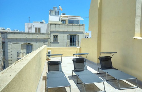 Sliema Ski Chalet | 3bedroom house with yard and roof terrace CZER1-1