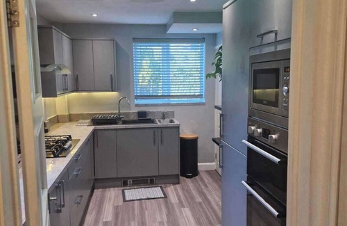 Broadheath House | 3Bedroom-Sleeps5-WiFi-SingleCarParking