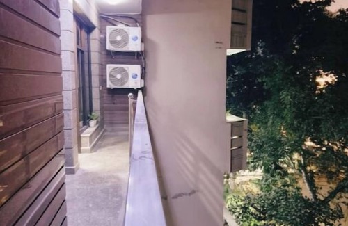 Lajpat Nagar Apartment | 3BHK-Park Facing! Lajpat Market! by HostMyStaynn