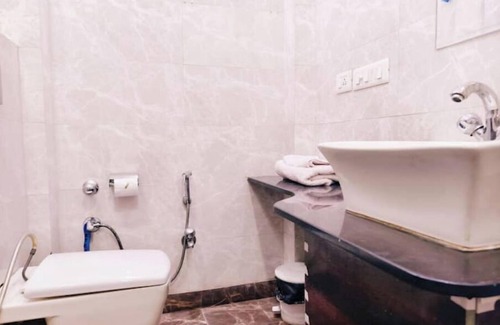 Lajpat Nagar Apartment | 3BHK-Park Facing! Lajpat Market! by HostMyStaynn