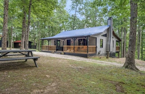 Beattyville Cabin | 3BR 1.5BA w/King Bed/Hot Tub in Heart of RRG!