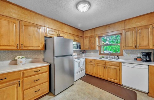 Scottsboro House | 3br 2ba Bring the Bass Boats! Sleeps 10. Only 8 min to Goosepond
