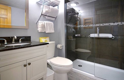 Avon Hotel | 3BR-3BA. Slps 8. Short walk to Lake Nottinging. Incl 7.3 and 7.4. FIREWORKS!