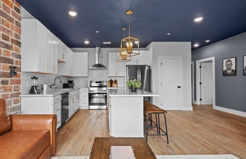 Talbot's Corner Apartment | 3BR Bachelor Retreat | Patio Hangouts| Sleeps 10!