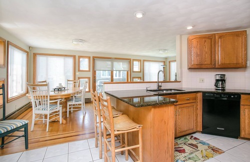 Narragansett House | 3BR Beach Home , Ocean Views, 2 Min Walk to Scarborough