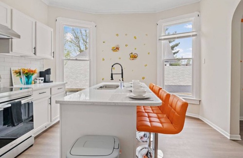 Old Northside House | 3BR City Chic Modern Apt | Central Location