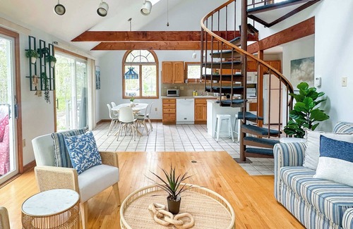 Katama House | 3BR Coastal Retreat in Quiet Edgartown Neighborhood
