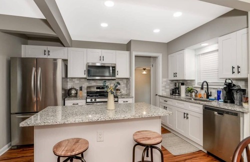 Independence House | 3BR Cozy Weekend at the Pleasant Brick House