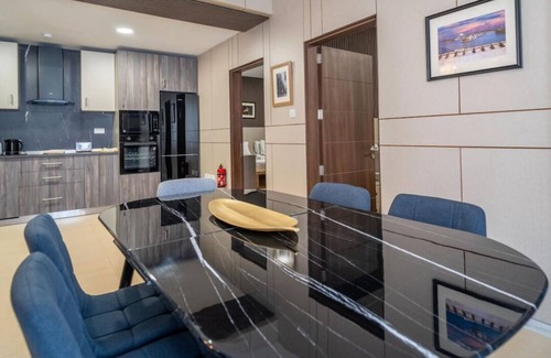 Fgura Apartment | 3BR Designer Stay with Outdoor Space, WIFI & AC !