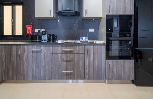 Fgura Apartment | 3BR Designer Stay with Outdoor Space, WIFI & AC !