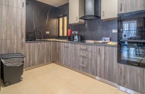 Fgura Apartment | 3BR Designer Stay with Outdoor Space, WIFI & AC !