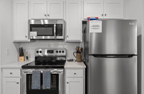 Salisbury House | 3BR Downtown Retreat King Bed Cozy & Fast WiFi