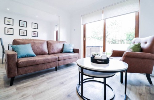 Colyers House | 3BR Family Retreat with Free Parking Bexleyheath