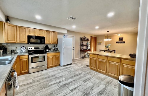 North San Antonio - SAT House | 3BR Furnished Retreat w/ Yard, BBQ & Fast Wi-Fi – San Antonio