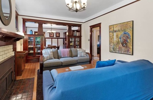 Manito House | 3BR Home / Large Kitchen / Mins To DwnTwn