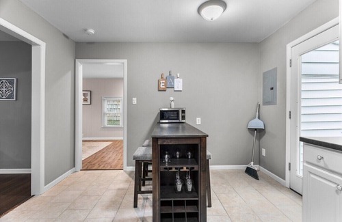 Gladstone House | 3BR Home|Mins from MCI & DT KC| Parking+WiFi