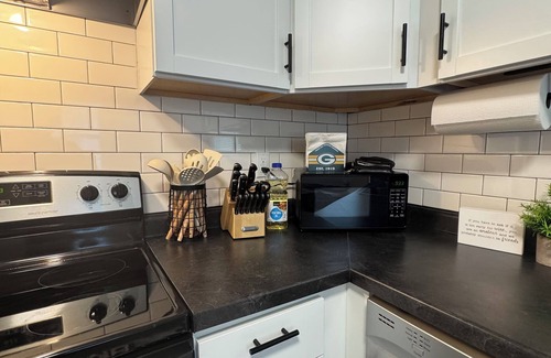 Green Bay House | 3BR Home~sleeps 6~Near Lambeau~free parking