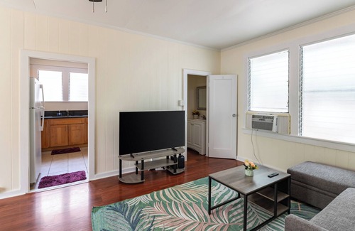 Waikiki House | 3BR House Walk to the Beach&Malls FREE Parking!