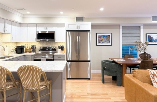 Portsmouth Apartment | 3BR Luxe ~ Elegant Design ~ DNTN ~ Deck ~ Parking