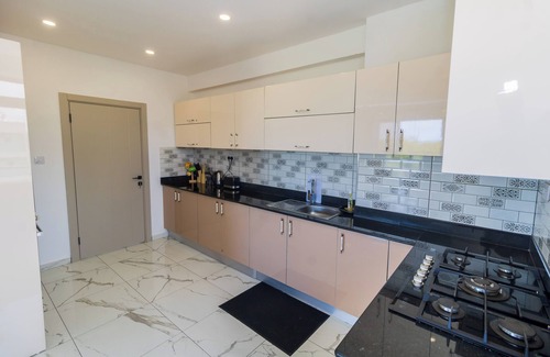 Mombasa Apartment | 3br Luxurious apt facing beach and central to all amenities/entertainment!