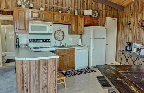 Beech Mountain House | 3BR Mountain Cabin with VIEWS and FIREPIT Sleeps 8