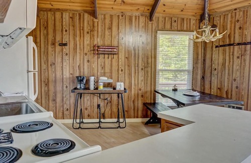 Beech Mountain House | 3BR Mountain Cabin with VIEWS and FIREPIT Sleeps 8
