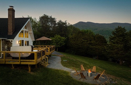 Luray Cottage | 3BR! Mountain View! Hot Tub! Fire Pit. Games. King beds. Sleep 6! Near SNP.