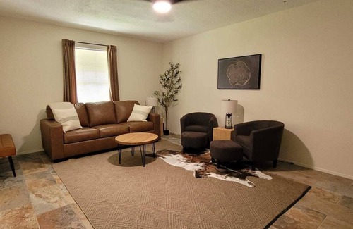 Montgomery House | 3BR Near Airport | Fast WiFi | Pet Friendly
