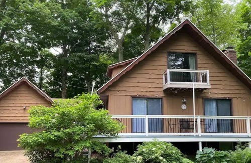 Waukazoo Woods Cottage | 3BR Near Holland State Park Beach/Lake Michigan/Lake Macatawa