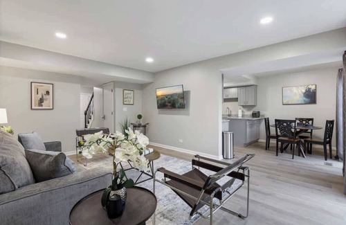 Bolingbrook House | 3BR + Near Mall + Fast WiFi | LCP Collection